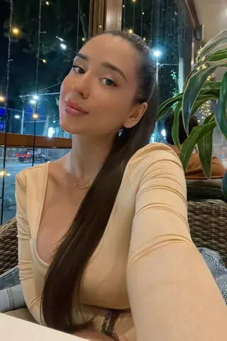 Farida High Class Escort in Dirty talk, 20yo - Brunette